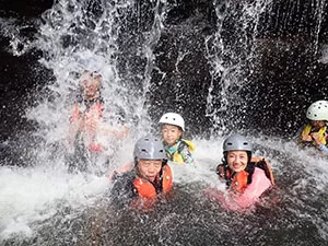 西表島　家族5人でキャニオニング　滝遊び